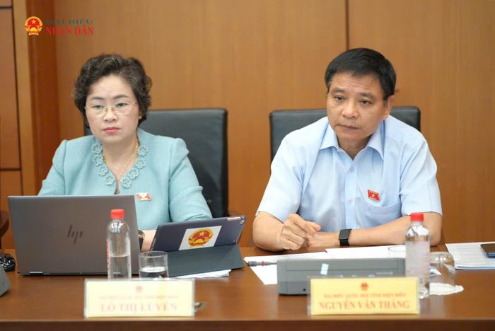 Phó Thủ tướng Nguyễn Văn Thắng và các đại biểu tham dự thảo luận tại Tổ 4. Ảnh: Bách Hợp