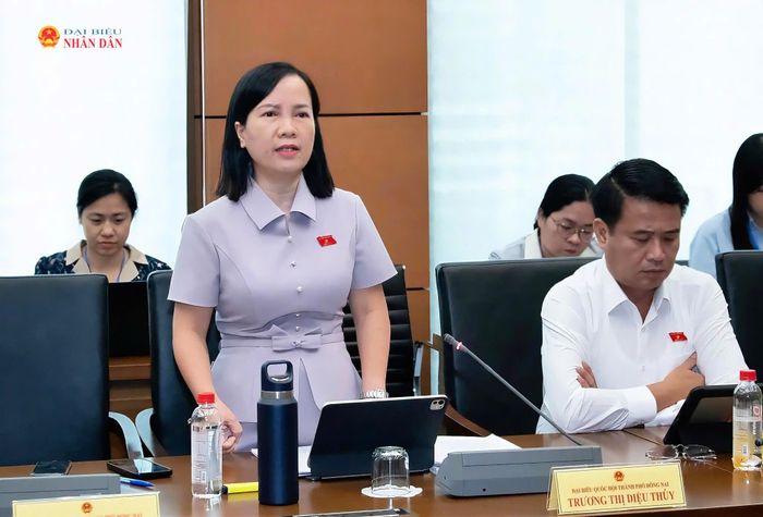ĐBQH Trương Thị Diệu Thúy (TP. Đồng Nai) phát biểu thảo luận tại Tổ 4. Ảnh: Lâm Hiển