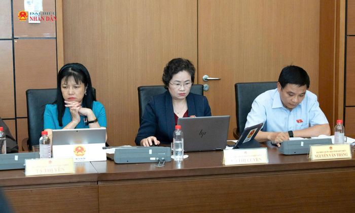 Các ĐBQH tỉnh Điện Biên tham gia thảo luận tại Tổ 4. Ảnh: Lâm Hiển