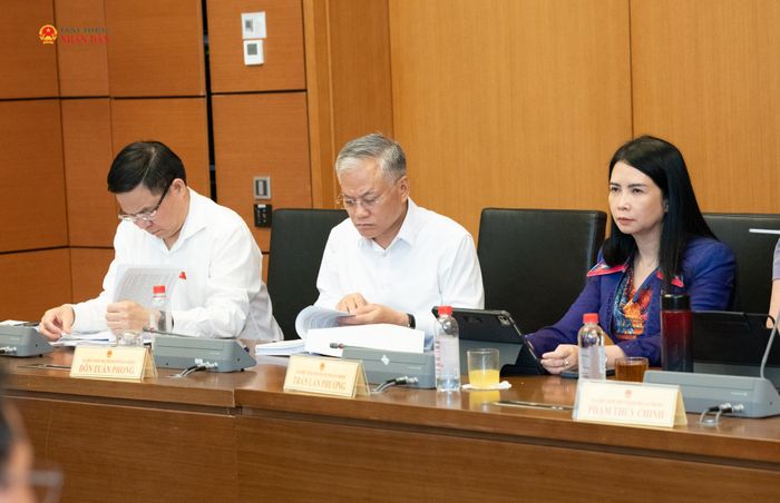 Các đại biểu tham dự phiên thảo luận tại Tổ 3. Ảnh: Lâm Hiển