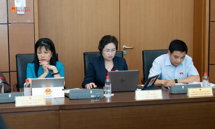 Các ĐBQH tham dự phiên thảo luận tại Tổ 4. Ảnh: Lâm Hiển