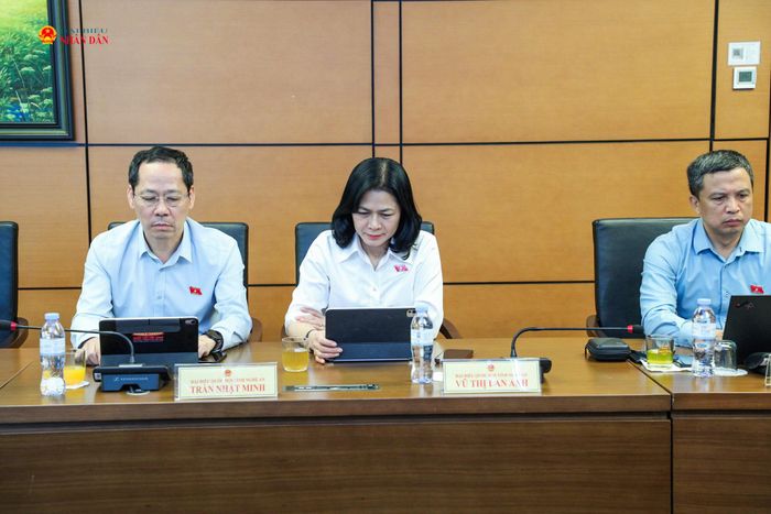Các ĐBQH tỉnh Nghệ An dự thảo luận Tổ.