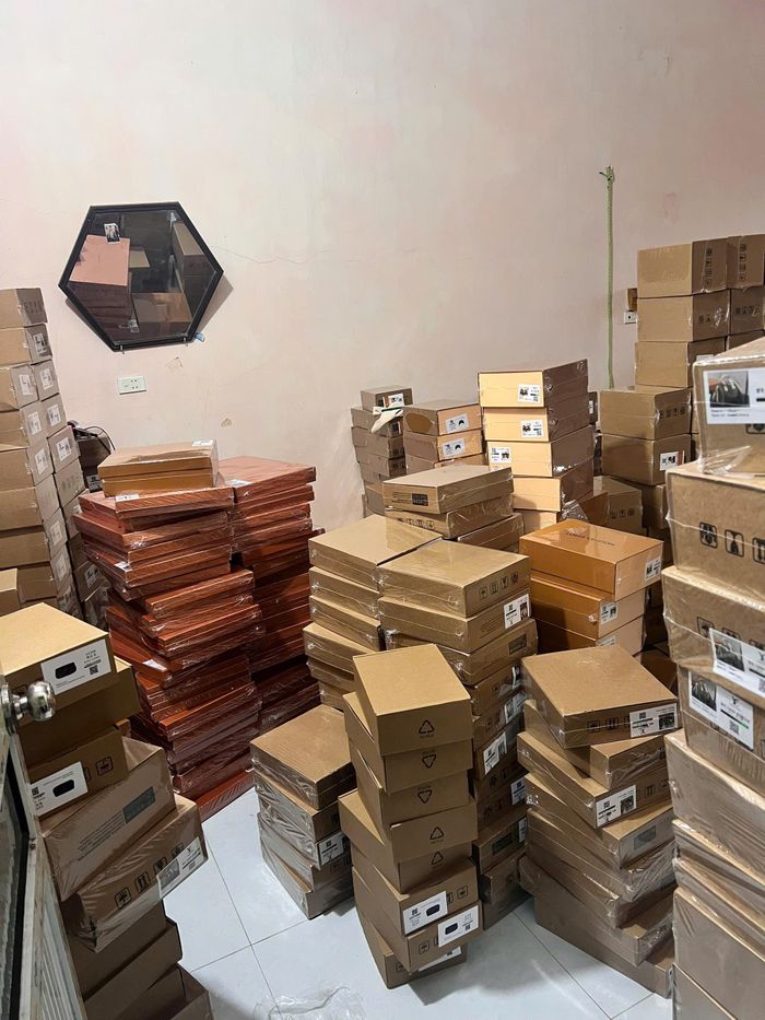 Đội Quản lý thị trường số 14 phát hiện gần 2.900 túi xách có dấu hiệu giả mạo nhiều nhãn hiệu nổi tiếng. Ảnh QLTT