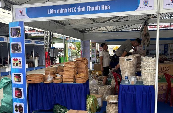 Các gian hàng đã sẵn sàng đón khách tham quan.