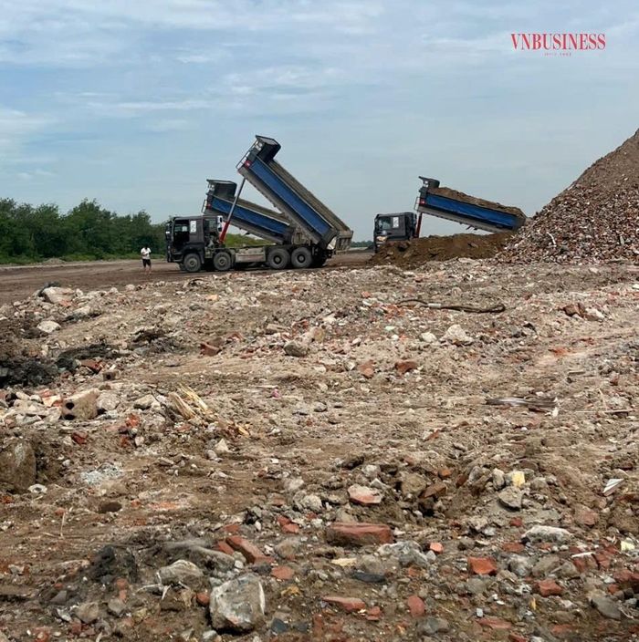 Công ty TNHH Thương mại Dịch vụ Kinh doanh Sản xuất Đại Phát đang thực hiện tái chế phế thải phá dỡ công trình thành vật liệu san lấp tại mặt bằng Dự án Khu đô thị và dịch vụ Tràng Cát .