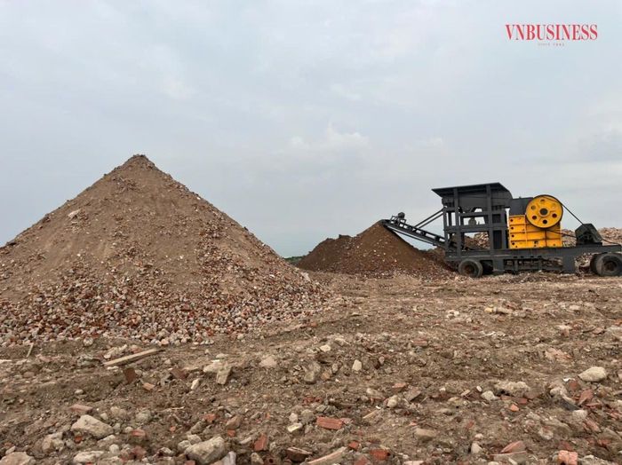 Chất thải rắn xây dựng như gạch, ngói, bê tông... đang được công ty Đại Phát nghiền ra để trở thành vật liệu san lấp tại chỗ. 