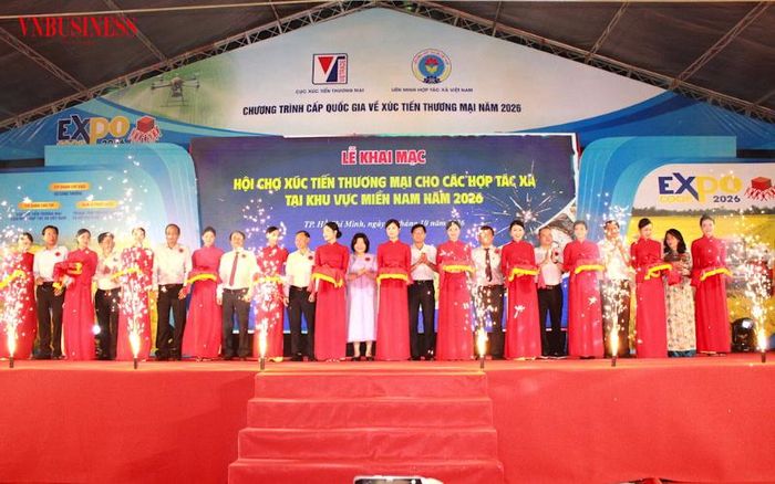 Các đại biểu thực hiện nghi thức cắt băng khai mạc Hội chợ Xúc tiến thương mại cho các hợp tác xã khu vực miền Nam năm 2026 tại TP.HCM
