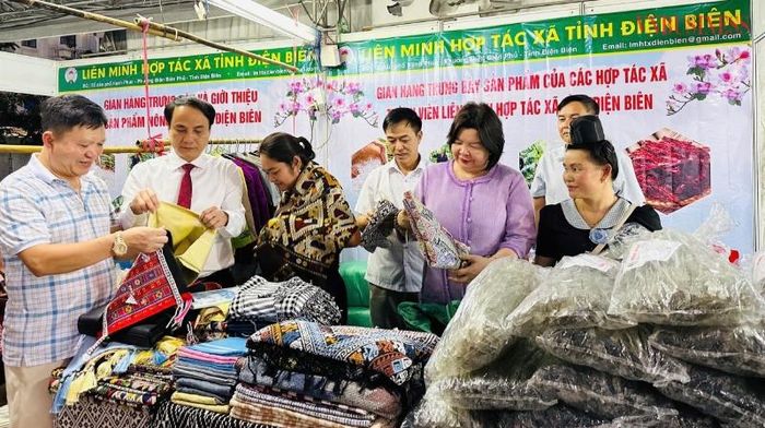 Lãnh đạo Liên minh HTX Việt Nam và các đại biểu tìm hiểu sản phẩm đặc trưng của HTX  tỉnh Điện Biên trưng bày tại hội chợ.