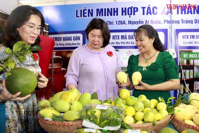 Bà Cao Xuân Thu Vân, Chủ tịch Liên minh Hợp tác xã Việt Nam, cùng các đại biểu tham quan, tìm hiểu sản phẩm của các hợp tác xã tại hội chợ.