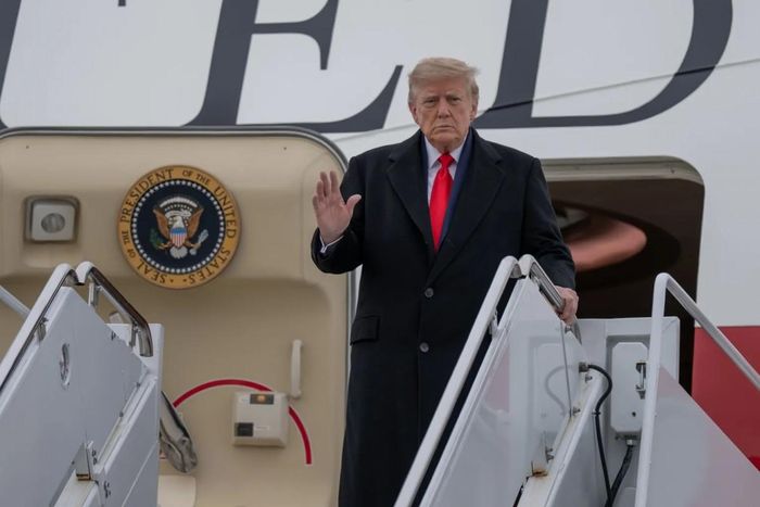 Tổng thống Mỹ Donald Trump lên chuyên cơ Không Lực Một. Ảnh: Nhà Trắng
