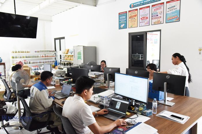 Bà Đỗ Thị Thúy Hà, Chủ tịch HĐQT, Giám đốc Hợp tác xã Đầu tư Phát triển Sông Giá trao đổi công việc với các cán bộ của đơn vị. Ảnh: Phùng Nguyện.