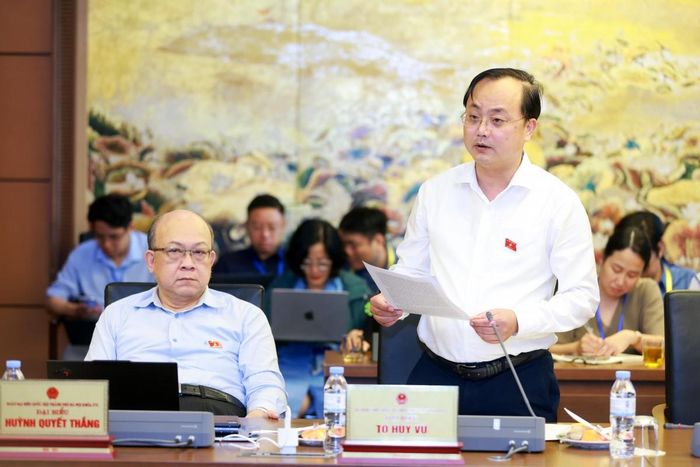 Chủ tịch Agribank Tô Huy Vũ (Đoàn Hà Nội) phát biểu tại phiên họp tổ. Ảnh: Media Quốc hội