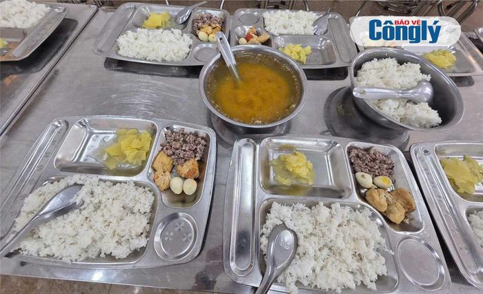 Suất ăn bán trú 19.000 đồng tại Trường Tiểu học Phù Ninh, xã Phù Ninh, tỉnh Phú Thọ được chuẩn bị khá tươm tất, với đầy đủ thịt, trứng và rau. (Ảnh: Trương Hiếu)