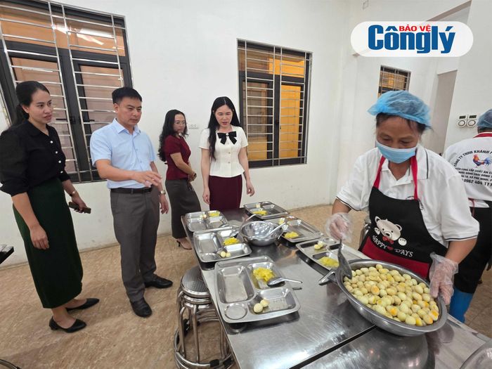 Chính quyền xã Phù Ninh và lãnh đạo nhà trường kiểm tra, giám sát công tác chuẩn bị bữa ăn bán trú cho học sinh. (Ảnh: Trương Hiếu)