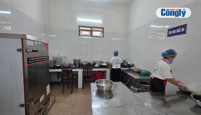Khu chia suất ăn tại Trường Tiểu học Phù Ninh, xã Phù Ninh, tỉnh Phú Thọ. (Ảnh: Trương Hiếu)