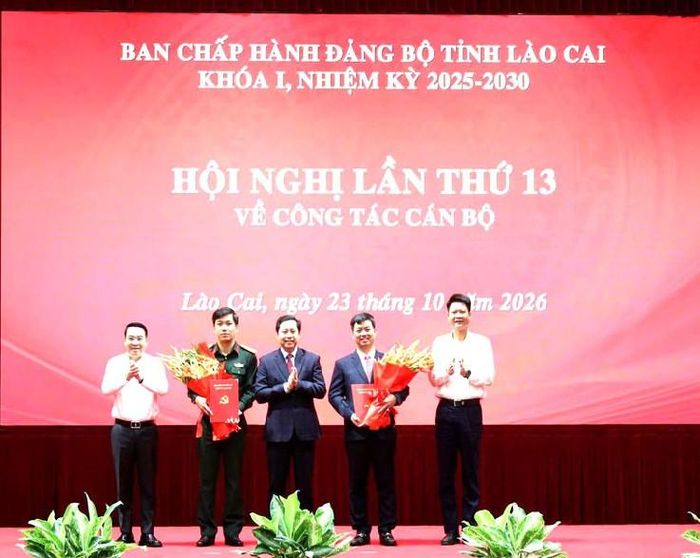 Thường trực Tỉnh ủy Lào Cai tặng hoa chúc mừng các đồng chí nhận nhiệm vụ mới