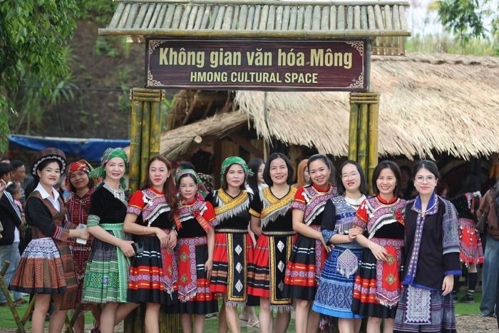 Du khách tham quan khu văn hóa tại Ngày hội văn hóa dân tộc H'Mông ở Suối Tọ, tỉnh Sơn La. Ảnh UBND xã Suối Tọ