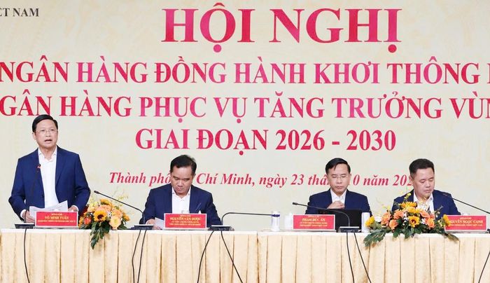 Ông Võ Minh Tuấn (người đứng) - Giám đốc NHNN Khu vực II, phát biểu tại hội nghị.