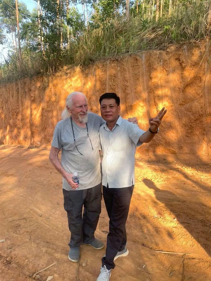Trung tá Nguyễn Thanh Tùng và cựu chiến binh Mỹ Peter Mathews