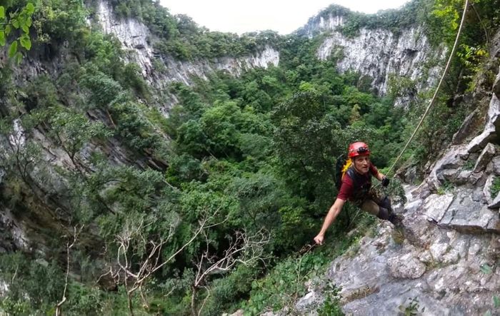 Thành viên đoàn khảo sát đang khảo sát ở hố sụt khổng lồ vừa được phát hiện.