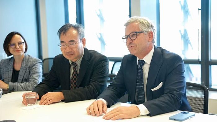 Cao ủy châu Âu về Nội vụ và Di cư Magnus Brunner phát biểu tại cuộc gặp.