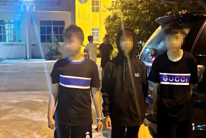 Ba đối tượng trong nhóm siêu trộm liên tỉnh chuẩn bị dẫn giải từ phía Đông Đắk Lắk về TP Đà Nẵng.