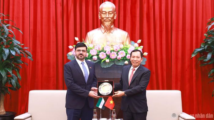 Thứ trưởng Lê Văn Tuyến tặng quà lưu niệm ngài Mohamed Rashid Bin Taliah.