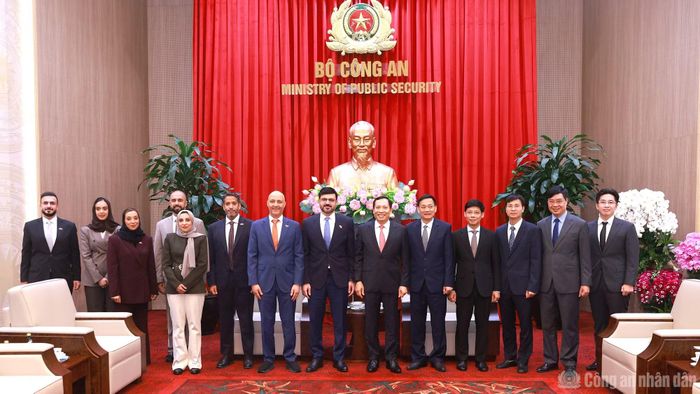 Thứ trưởng Lê Văn Tuyến và ngài Mohamed Rashid Bin Taliah cùng các đại biểu.
