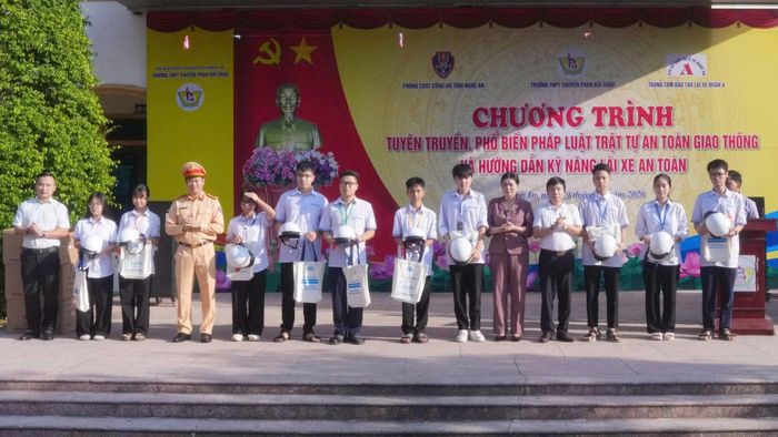 Với nhiều hình thức sáng tạo, chiến dịch đã thu hút sự quan tâm của đông đảo học sinh, sinh viên.