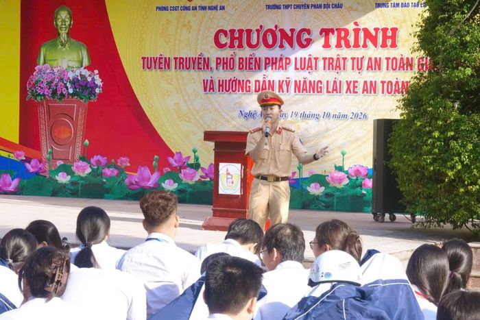 Cán bộ Phòng CSGT tuyên truyền, phổ biến quy định của pháp luật về trật tự ATGT.