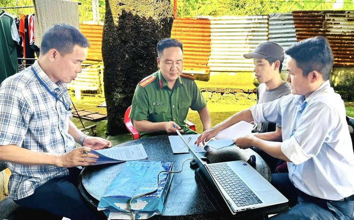 Phối hợp liên ngành kiểm tra tại trang trại chăn nuôi.