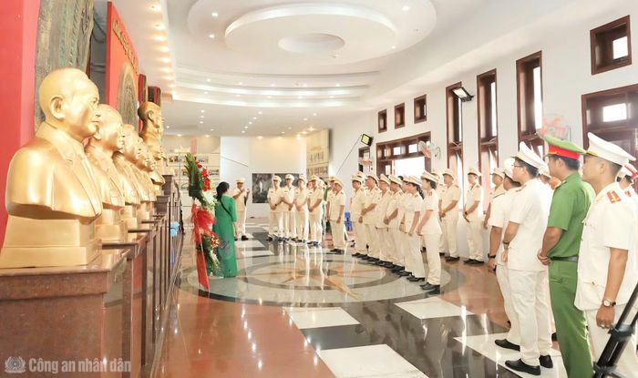 Tuổi trẻ Công an TP Cần Thơ nghe thuyết trình tại Khu di tích lịch sử Chiến thắng Chương Thiện.