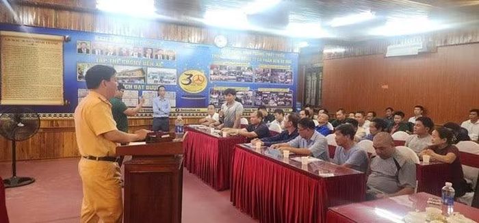 Phòng Cảnh sát giao thông Công an TP Huế tuyên truyền pháp luật về TTATGT cho lái xe ô tô khách.