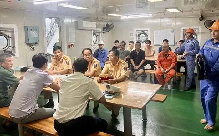 Kiểm tra việc chấp hành các quy định về an toàn giao thông và kiểm tra chất ma túy đối với các thuyền viên làm việc trên các phương tiện đường thủy.