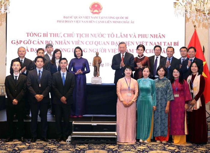 Trong thời gian qua, giao lưu nhân dân là một trong những điểm sáng trong quan hệ Việt Nam - Bỉ. Trong ảnh, Tổng Bí thư, Chủ tịch nước Tô Lâm tặng bức tượng Chủ tịch Hồ Chí Minh cho Đại sứ quán Việt Nam tại Bỉ. Ảnh: TTXVN.