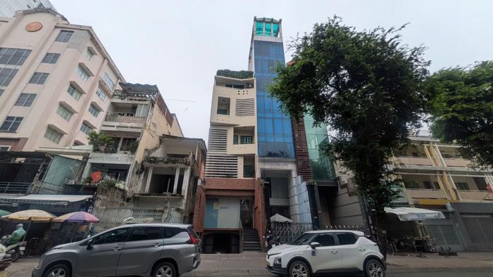 Tài sản, căn nhà 142 Võ Văn Tần (kính màu xanh) liên quan Trương Mỹ Lan, giá khởi điểm hơn 94 tỷ đồng.