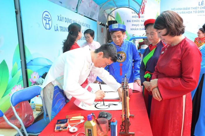 Nhiều hoạt động văn hoá thu hút đông đảo người dân trong ngày 23/10.