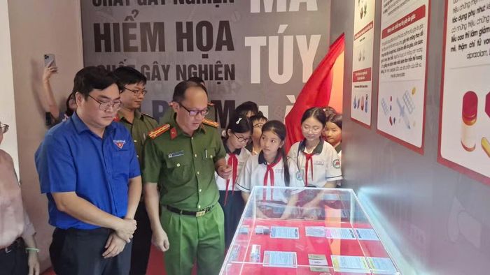 Các đại biểu và các em học sinh, sinh viên tham quan “Không gian học tập cộng đồng về phòng, chống ma túy”.