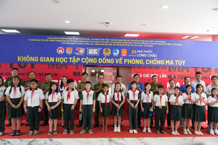 Lãnh đạo các đơn vị thực hiện nghi thức cắt băng khánh thành “Không gian học tập cộng đồng về phòng, chống ma túy” tại tòa nhà Thư viện của Trường Đại học Sư phạm TP Hồ Chí Minh.