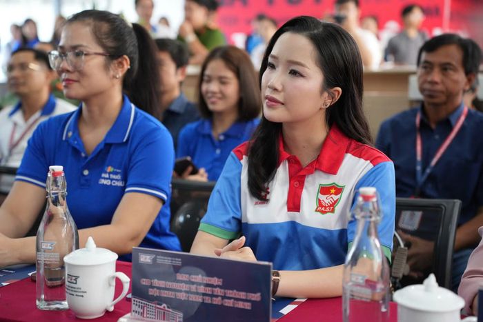 Các đại biểu tham dự chương trình.
