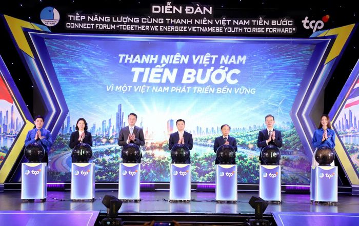 Các đại biểu thực hiện nghi thức khởi động hành trình mới "Tiếp năng lượng cùng thanh niên Việt Nam tiến bước".