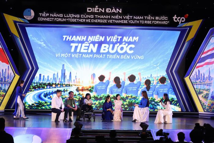 Các đại biểu thanh niên giao lưu tại diễn đàn.