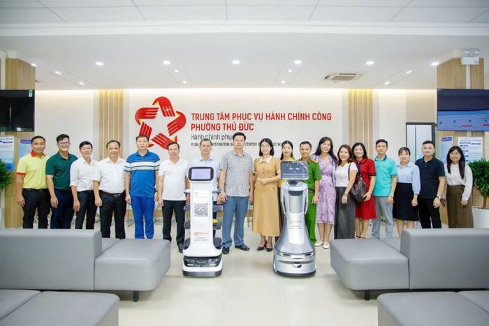 Robot làm nhiệm vụ lễ tân, phục vụ cho người dân tại Trung tâm phục vụ hành chính công phường Thủ Đức.
