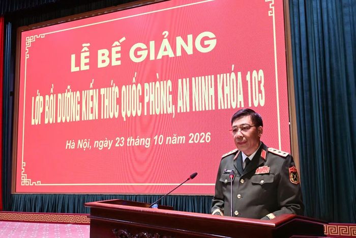 Thượng tướng, PGS, TS Trần Việt Khoa, Giám đốc Học viện Quốc phòng phát biểu tại Lễ Bế giảng.
