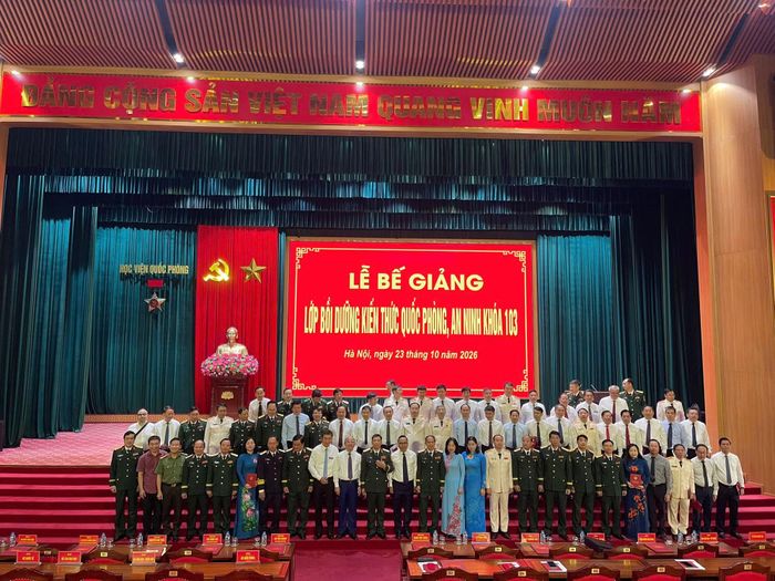 Các học viên và đại biểu chụp ảnh lưu niệm.