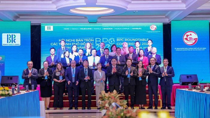 Lãnh đạo TP Hồ Chí Minh cùng các đại biểu tại hội nghị.