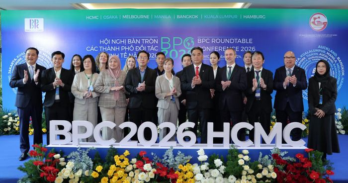 Lãnh đạo TP Hồ Chí Minh cùng các đại biểu chụp hình lưu niệm tại hội nghị.