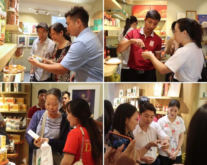Người dân thăm quan và mua sắm sản phẩm tại chương trình.