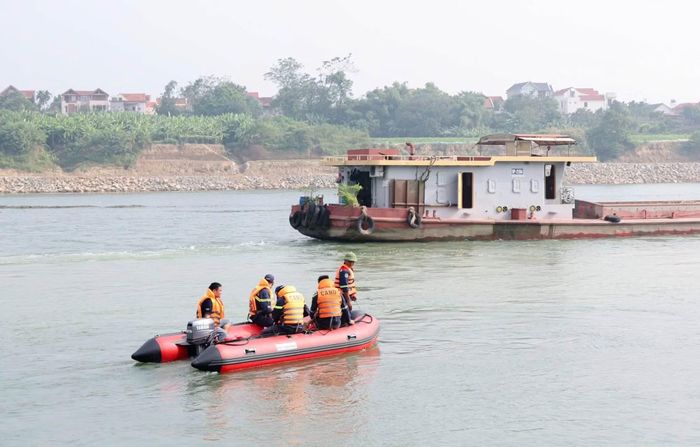 Lực lượng Cảnh sát PCCC và CNCH, Công an tỉnh Phú Thọ phối hợp với lực lượng chức năng tổ chức tìm kiếm hai mẹ con nghi nhảy cầu Vĩnh Phú.