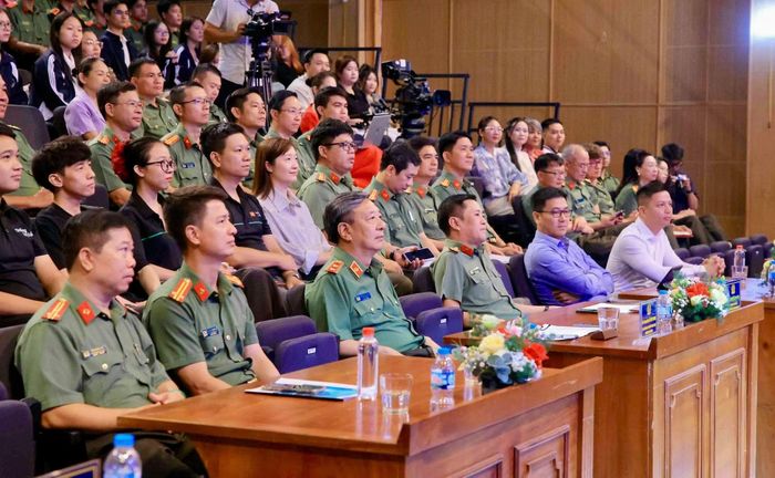 Trung tướng Đỗ Triệu Phong, Cục trưởng Cục Truyền thông CAND, Trưởng Ban Tổ chức Liên hoan Truyền hình, Phát thanh, Điện ảnh CAND lần thứ XV cùng các đại biểu dự Hội thảo.